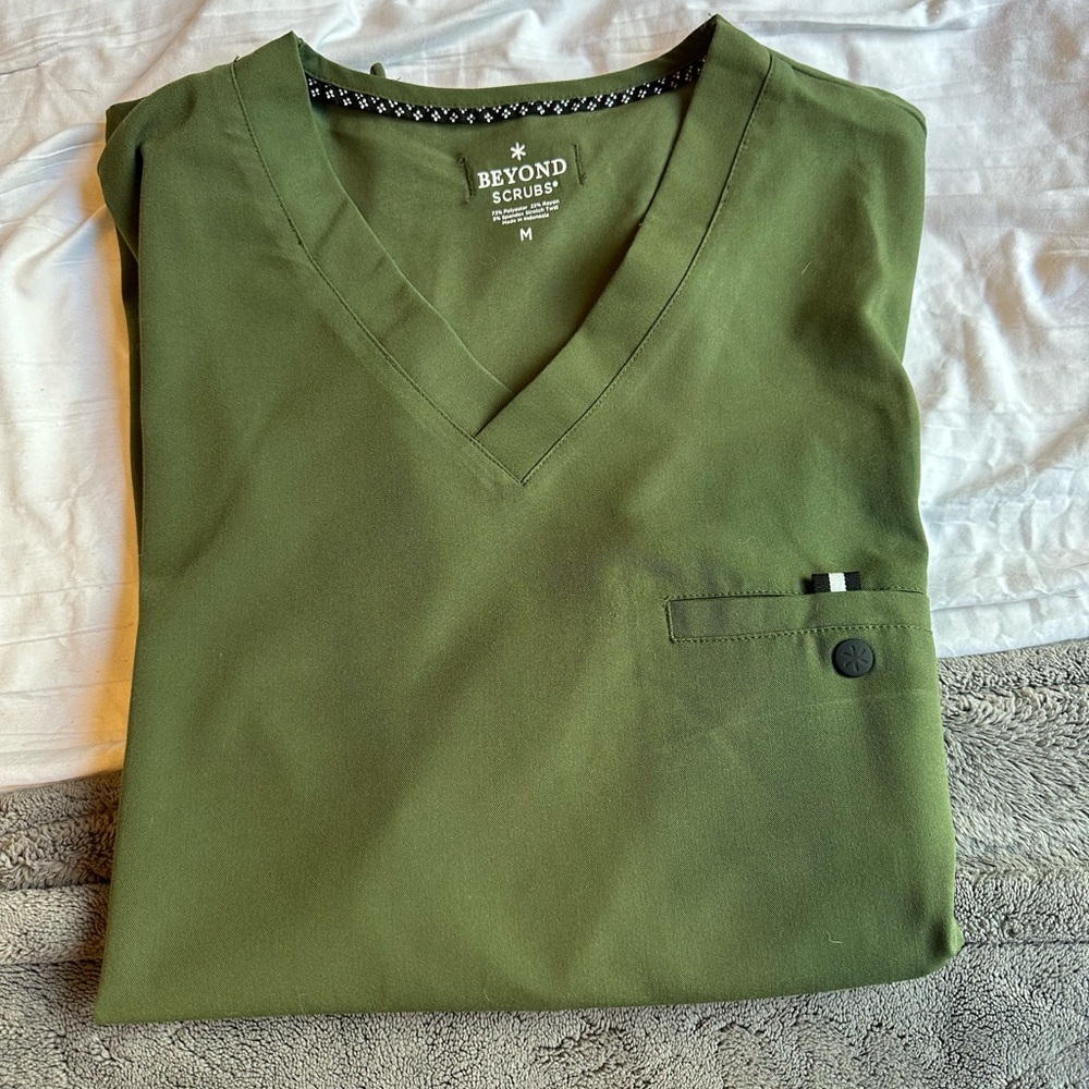 men’s scrub top